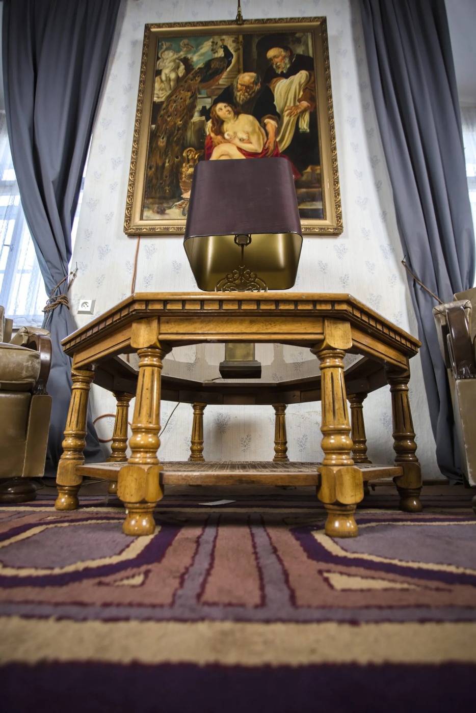 Oktogonální konferenční stolek z masivního dubu se skleněnou deskou