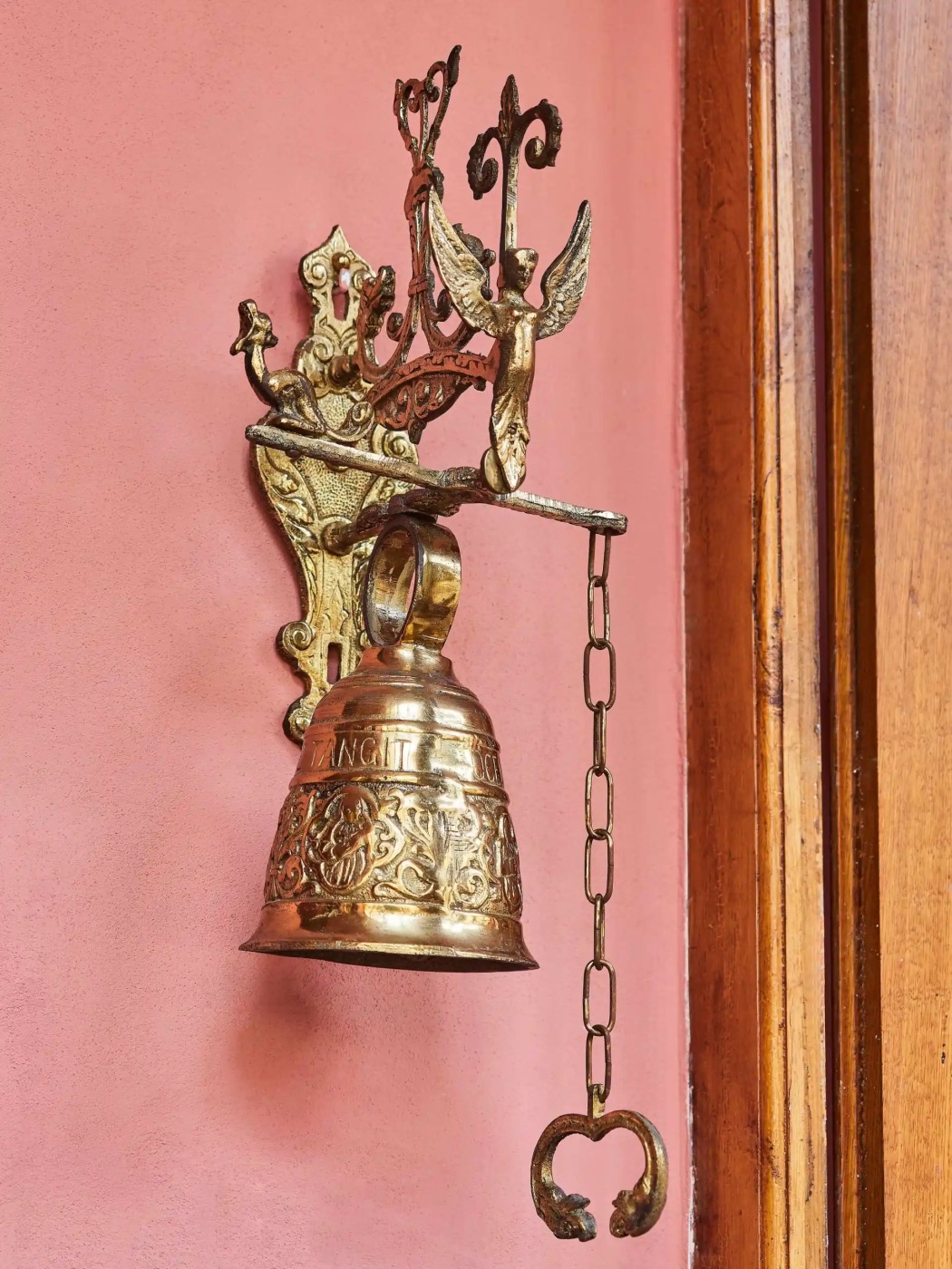 Velký závěsný zvon ke dveřím z lité mosazi