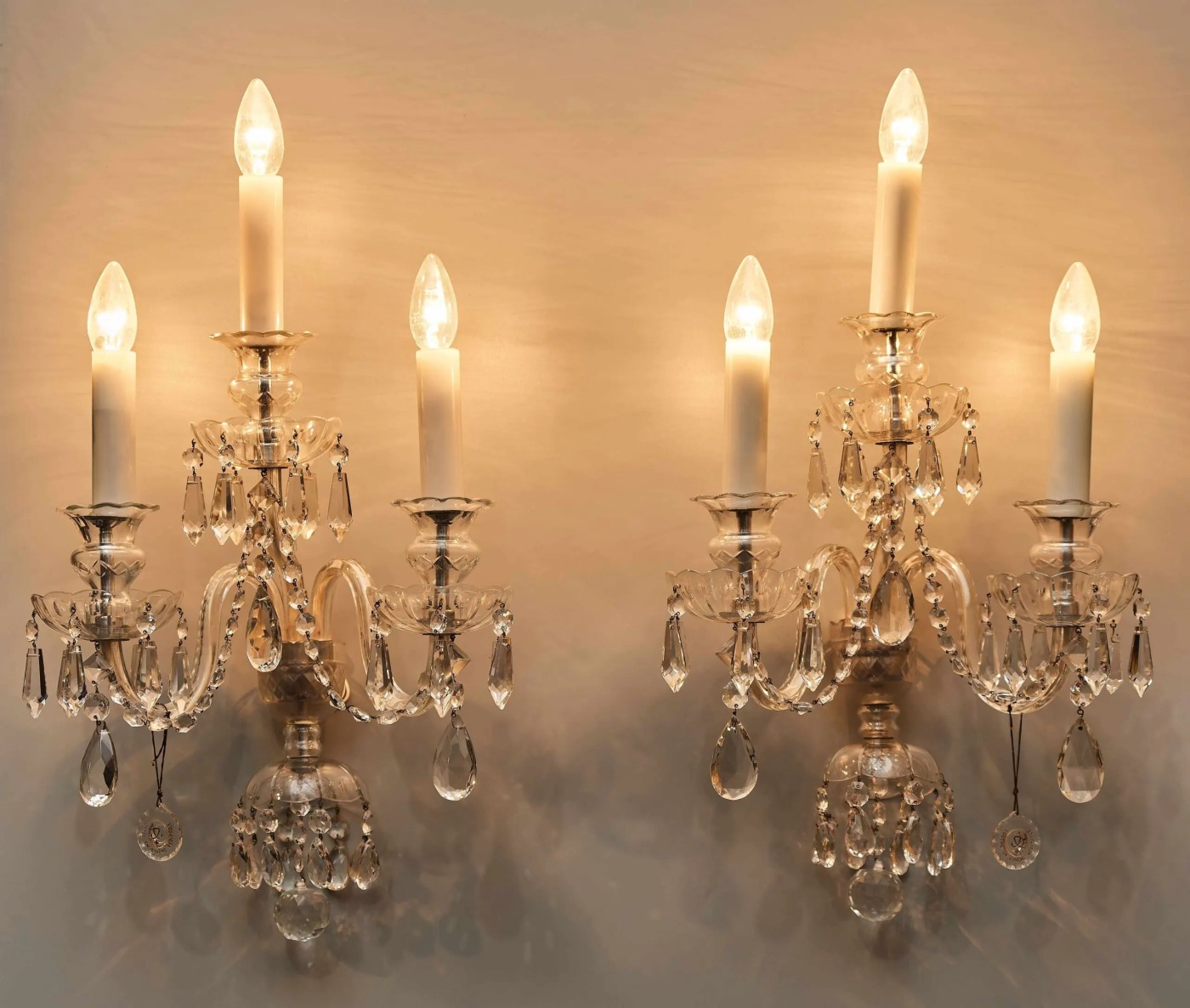 Párové tereziánské nástěnné lampy s křišťálovými ověsy