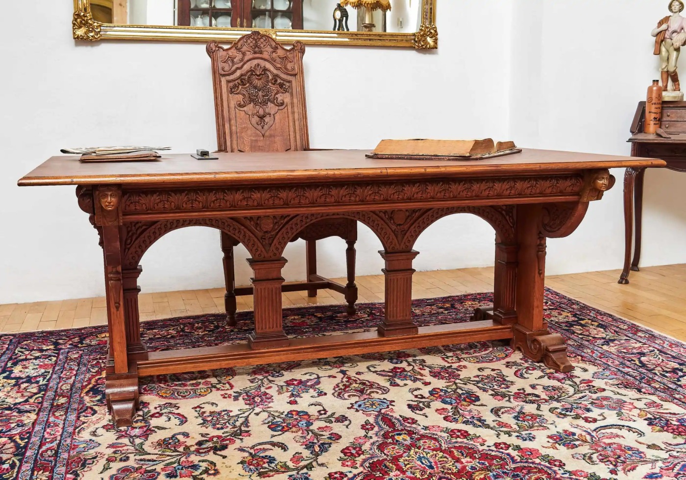 Neogotický vyřezávaný stůl. Dub. Rozkládací na 386 cm
