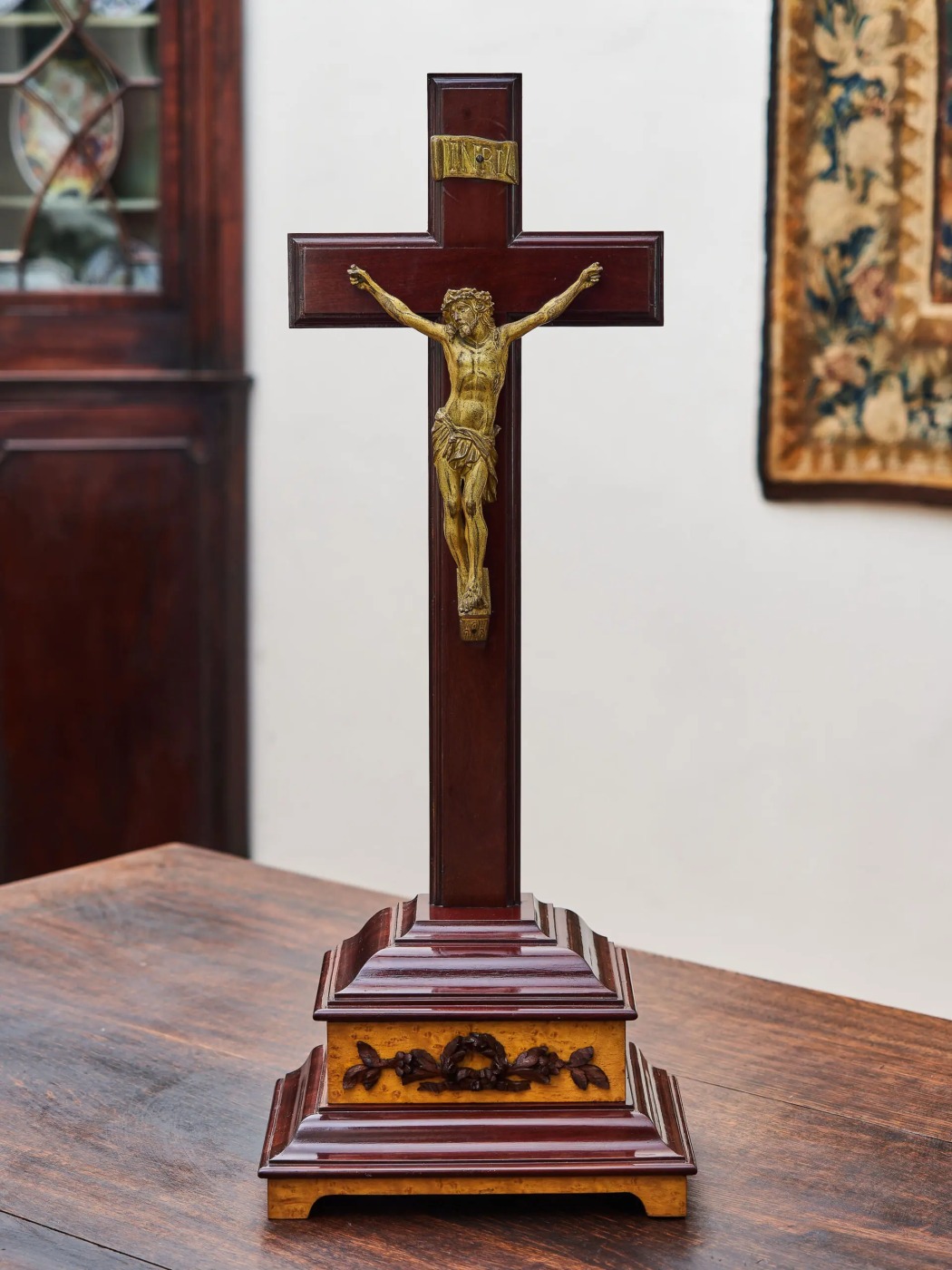 Starožitný stolní krucifix z masivního mahagonu a kovu