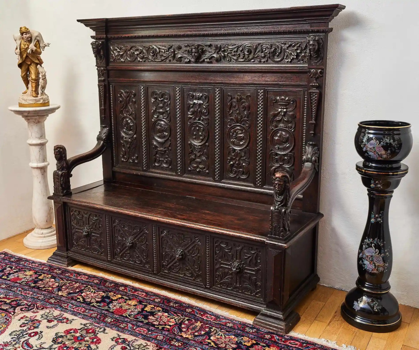 Vyřezávaná neorenesanční lavice z masivního dubu