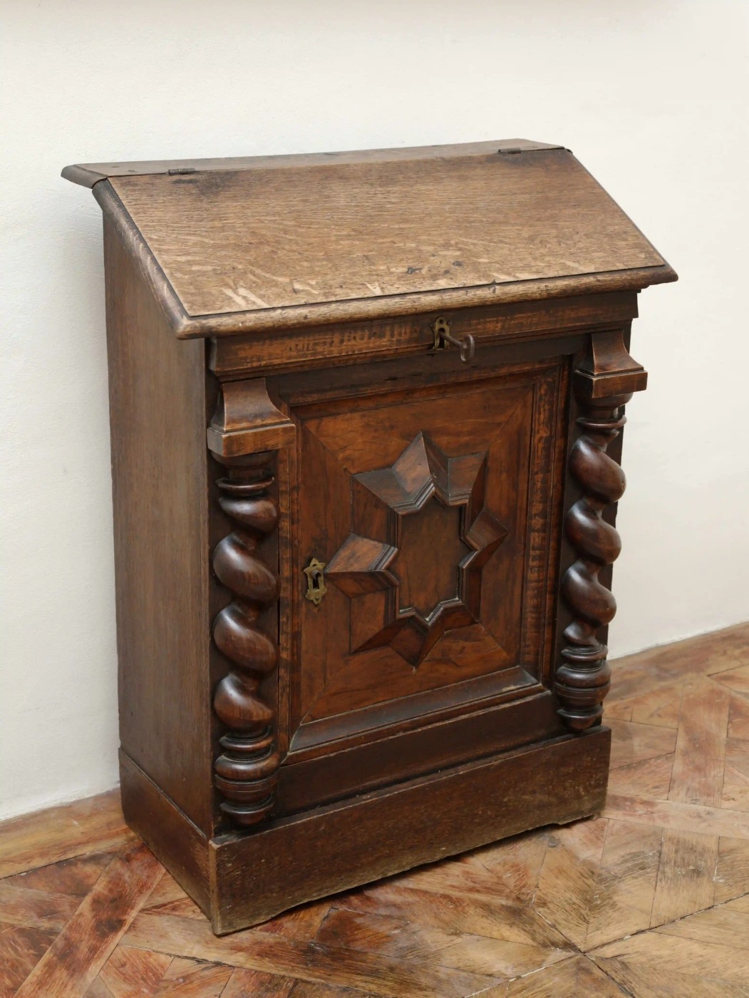 Barokní komoda se sekretářem 18. století