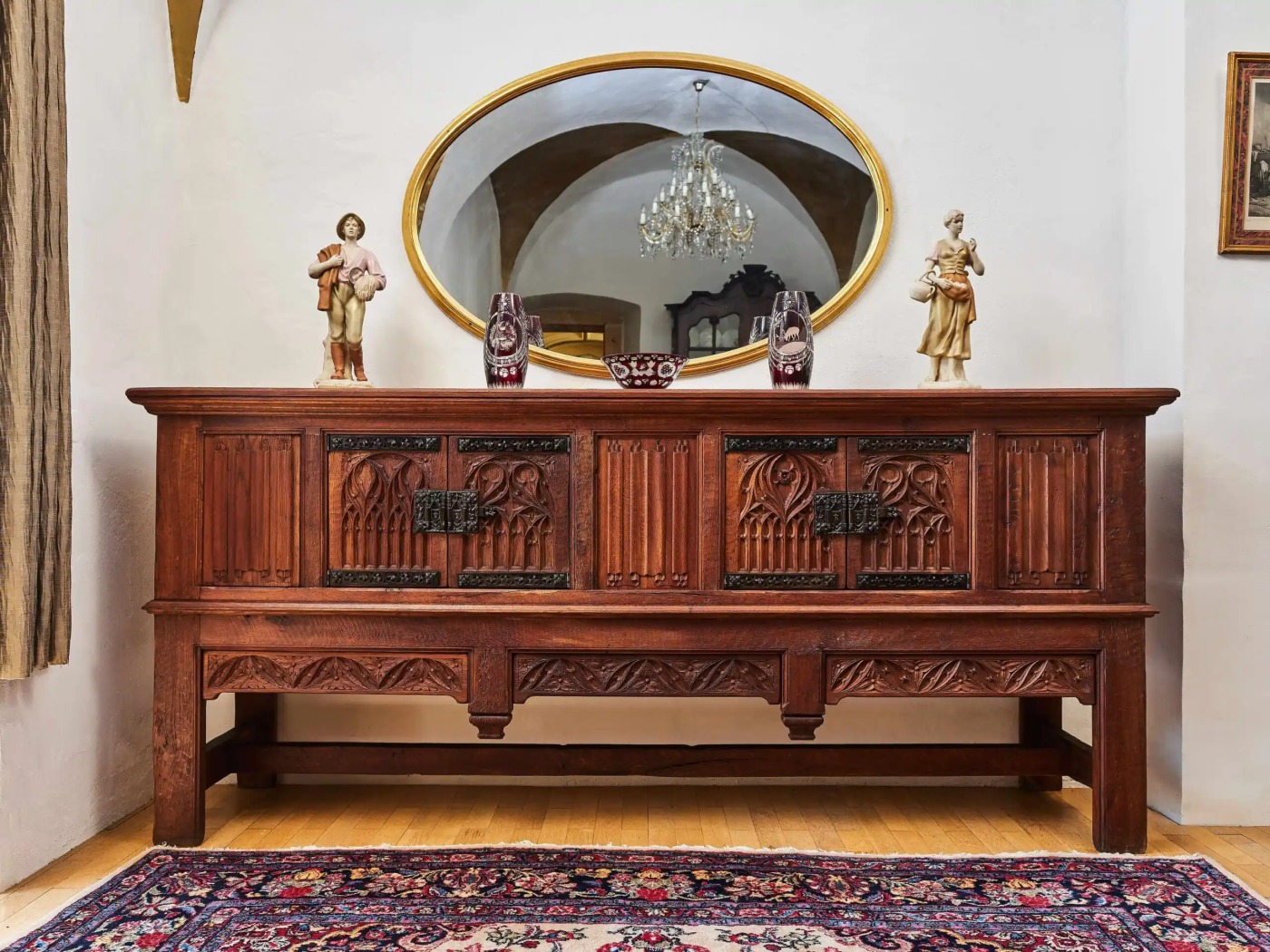 Neogotická dubová komoda z masivního dubu