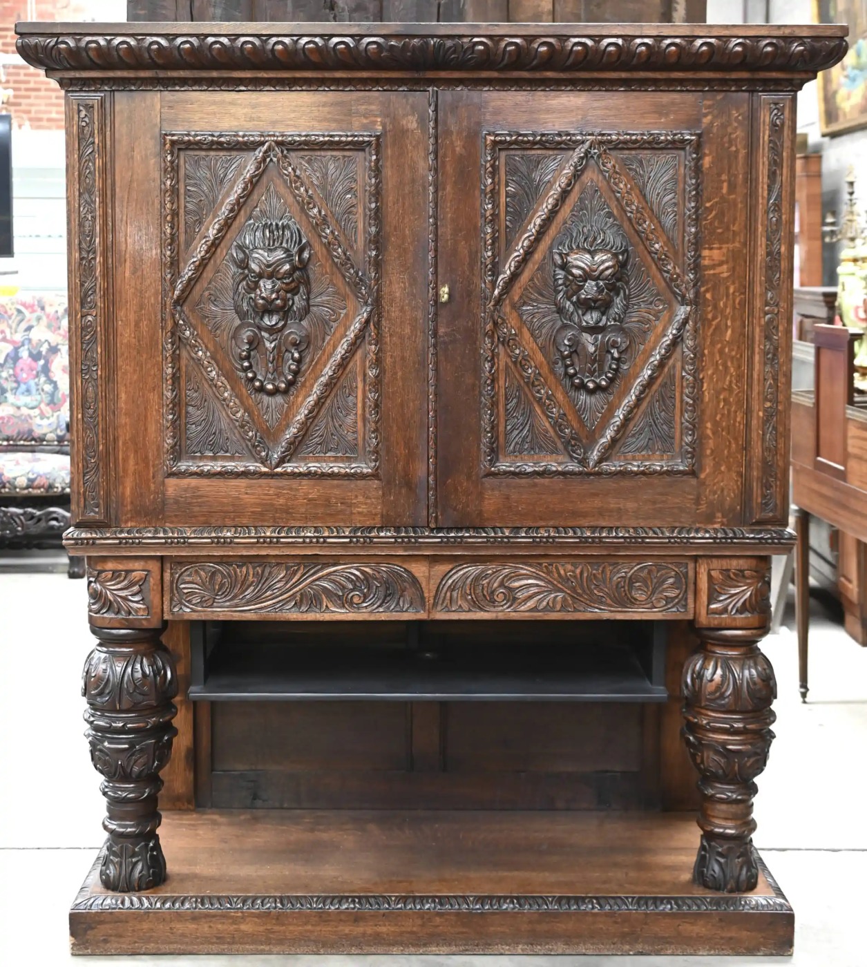 Neorenesanční dubová skříň se lvími hlavami