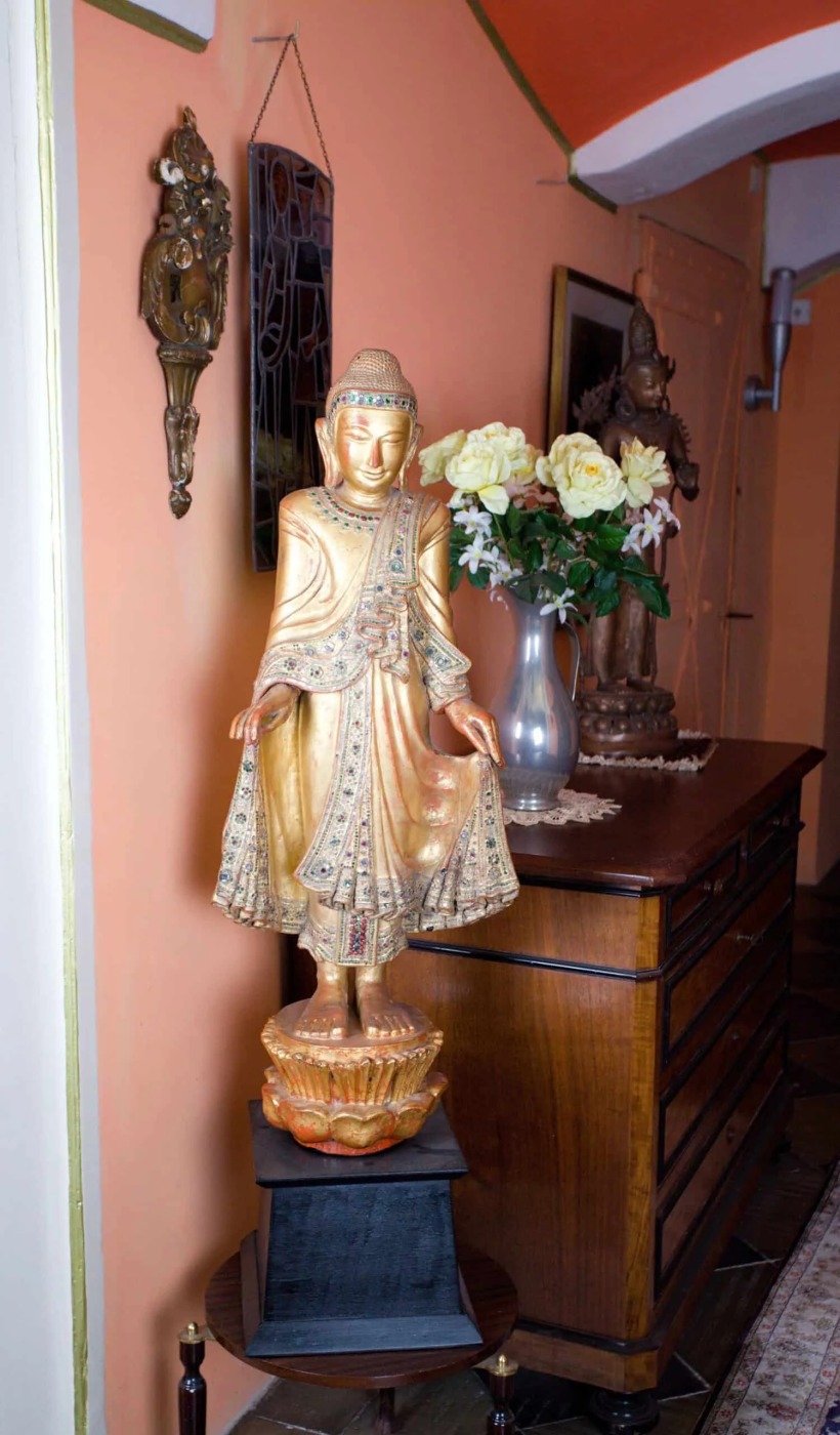 Velký Buddha na lotosovém květu