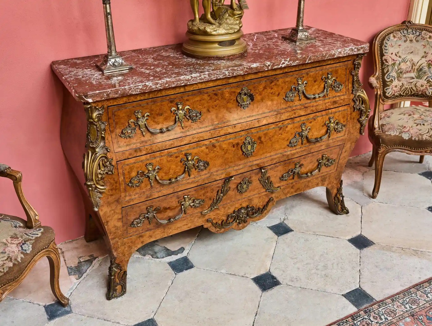 Francouzská komoda ve stylu Ludvíka XV.