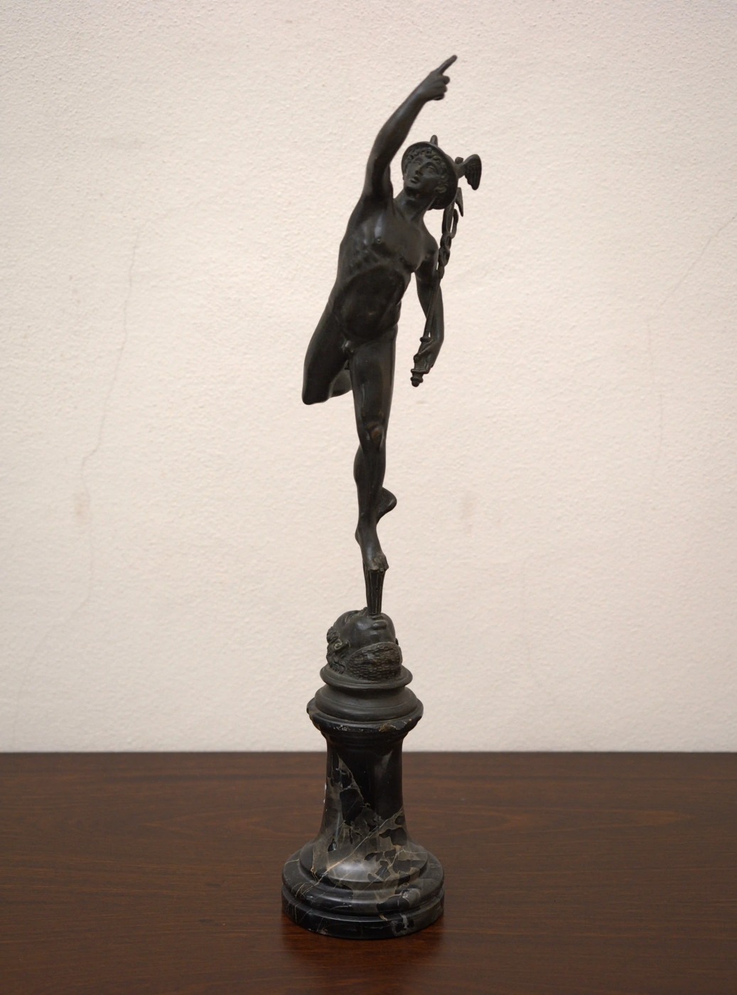 Bronzová socha Merkura na mramorovém podstavci