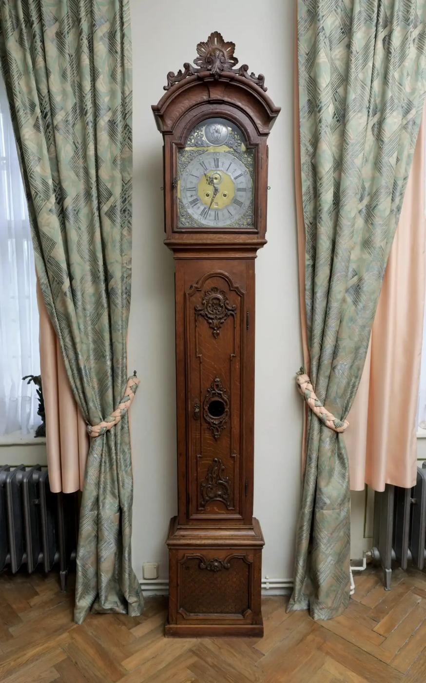 Lutyšské podlahové hodiny z 18. století. Funkční