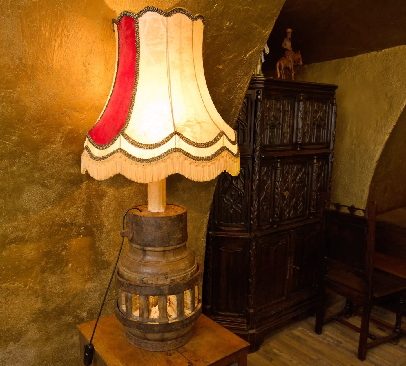 Starožitná lampa z náboje dřevěného loukoťového kola