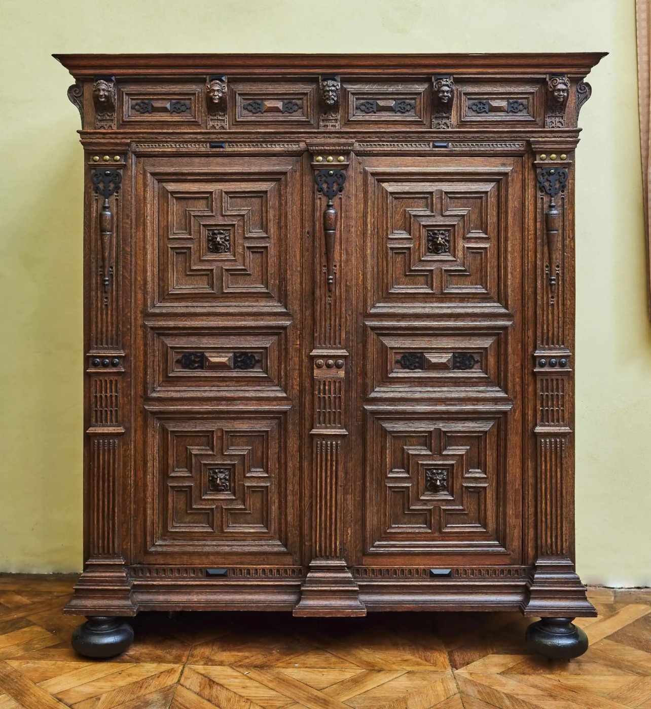 Vlámská renesanční skříň z dubu s bohatou řezbou 1677